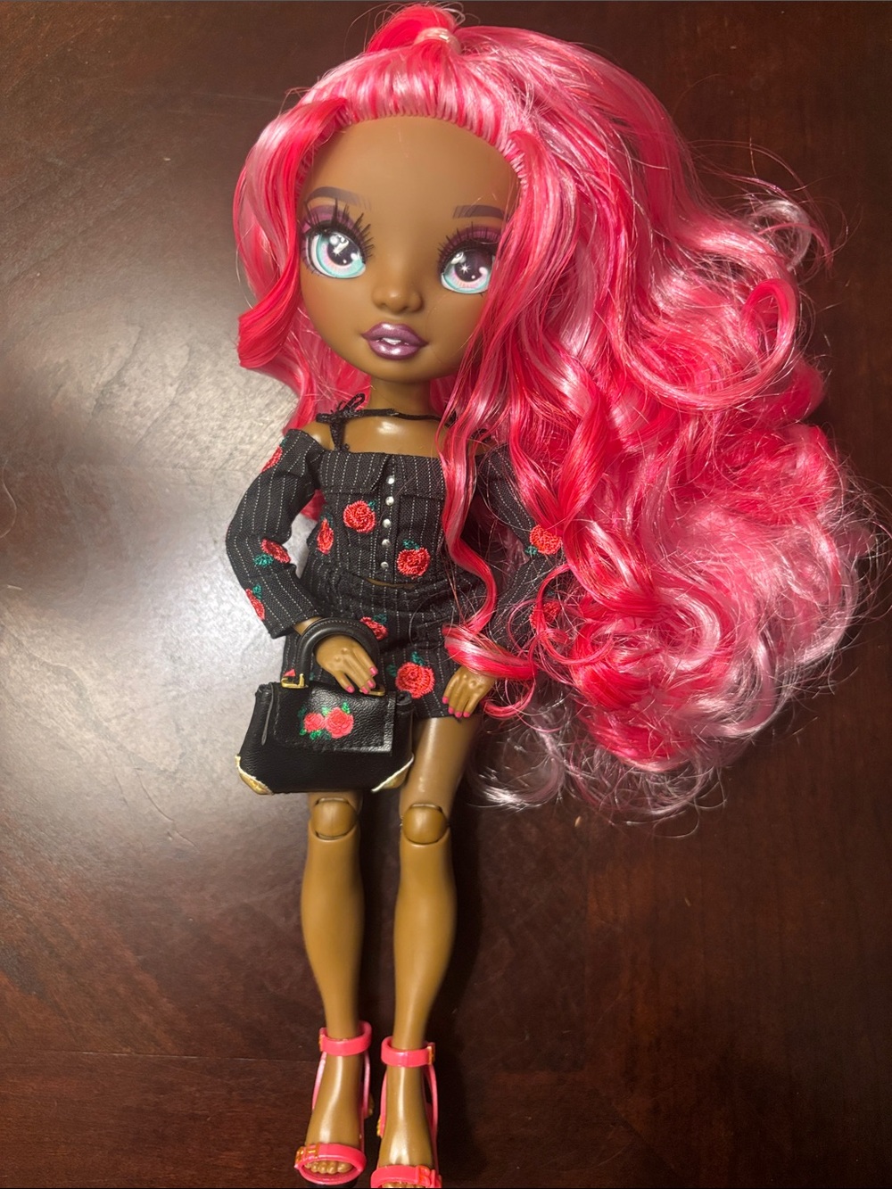 Rainbow High Series 3 Daria Roselyn fashion doll